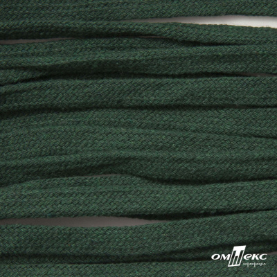Шнур плетеный d-8 мм плоский, 70% хлопок 30% полиэстер, уп.85+/-1 м, цв.1016-т.зеленый - купить в Северодвинске. Цена: 742.50 руб.